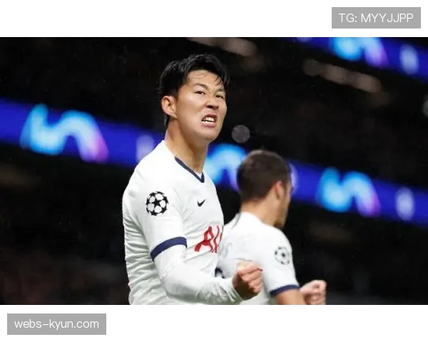 特写：看台上，一位资深球探如何用平板电脑记录对手的压迫触发点