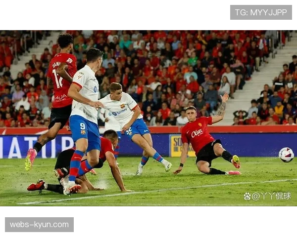 特写：比赛日清晨，球场管理团队为当晚对决所做的最后准备